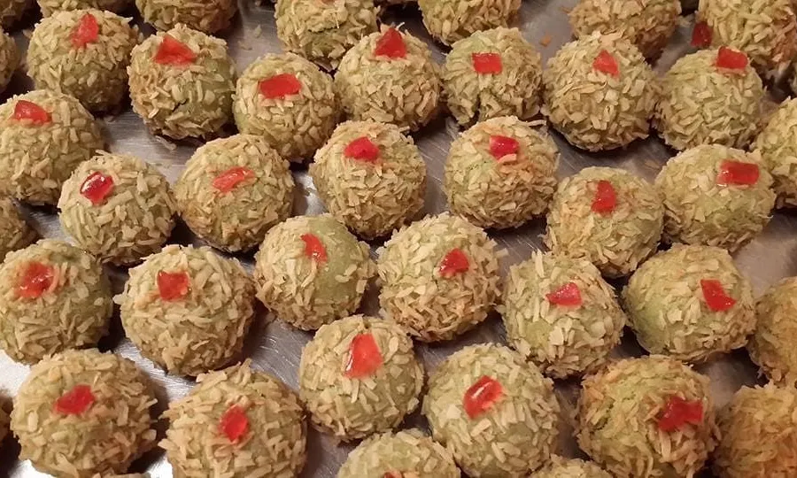 Bola kelapa hijau dengan topping buah merah