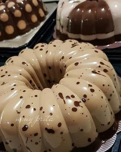 Cake marmer cokelat dengan lapisan glasir mengkilap