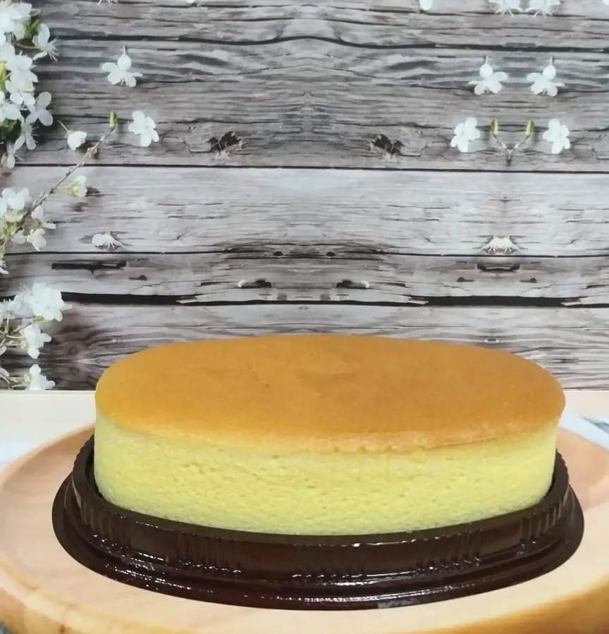 Cheese cake lembut di atas piring kayu