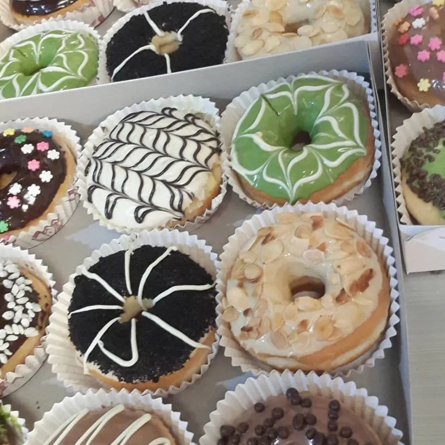 Donat aneka glasir warna-warni