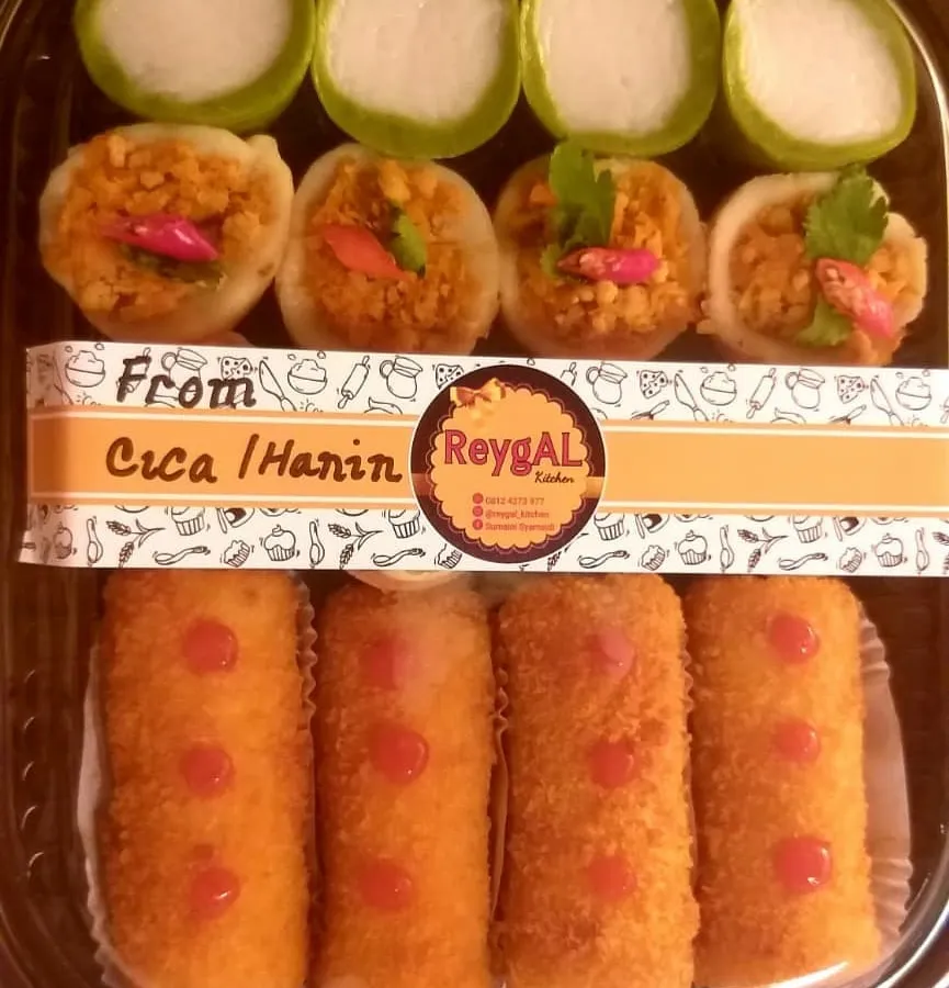 Kotak catering berisi kue dan risoles