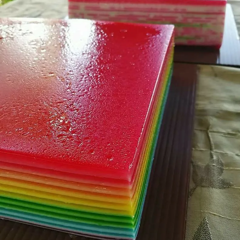 Kotak-kotak hadiah berpita