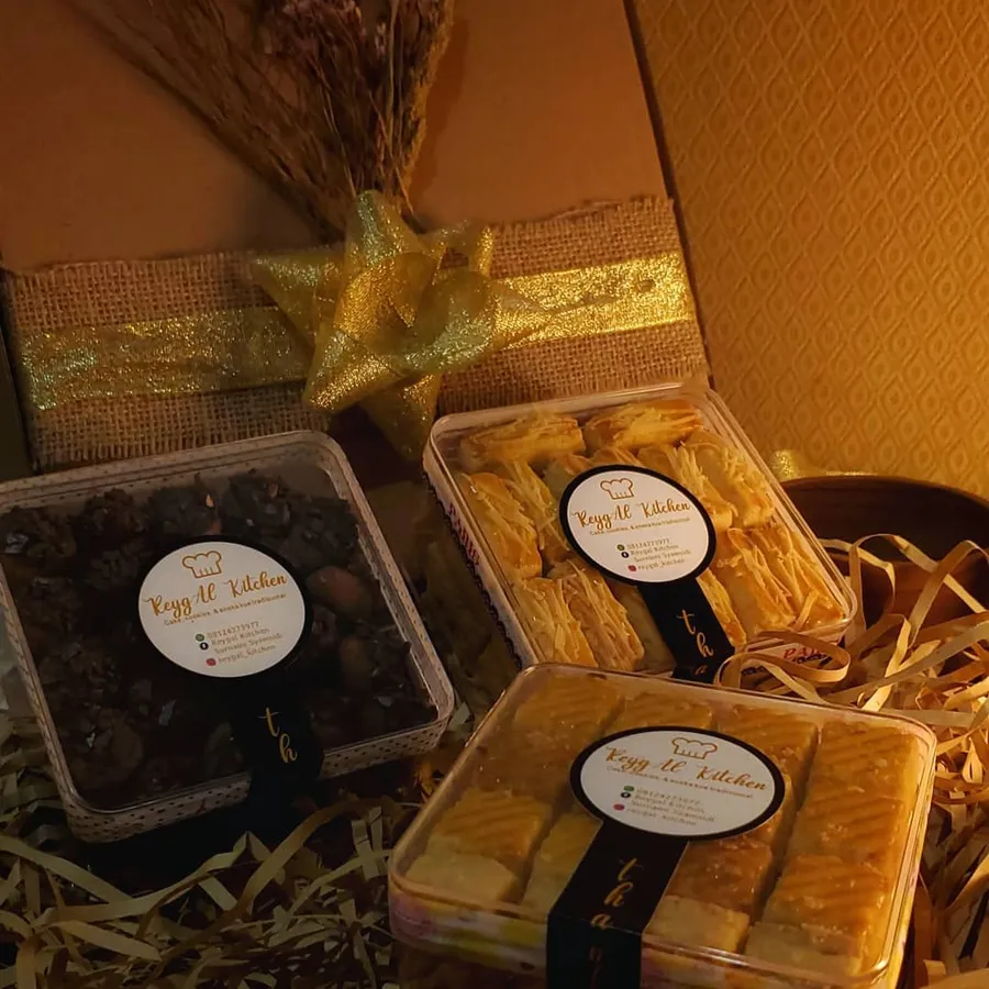 Kotak hadiah berpita berisi toples kue kering