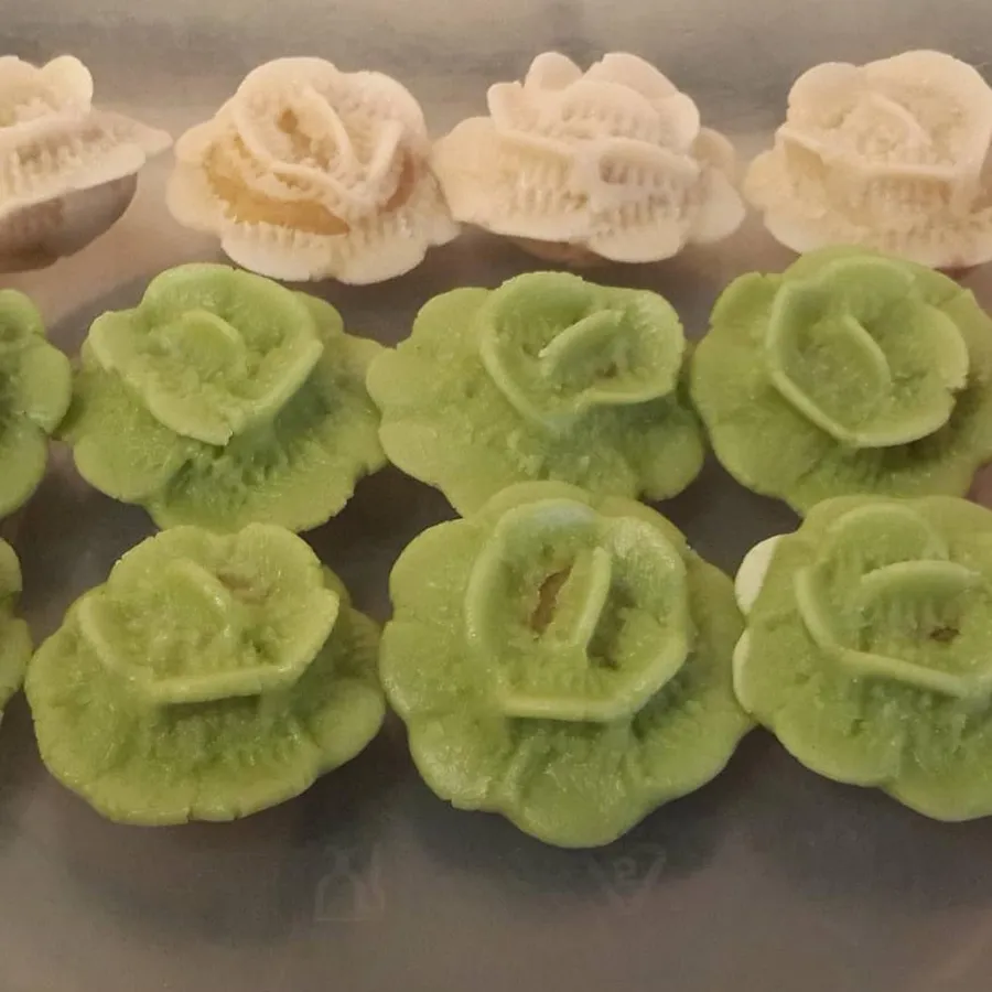 Kue kukus bentuk bunga mawar putih dan hijau