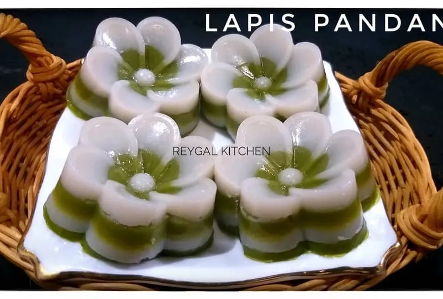 Kue lapis pandan bentuk bunga