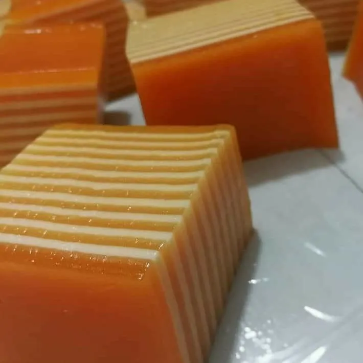 Kue lapis pelangi bertumpuk