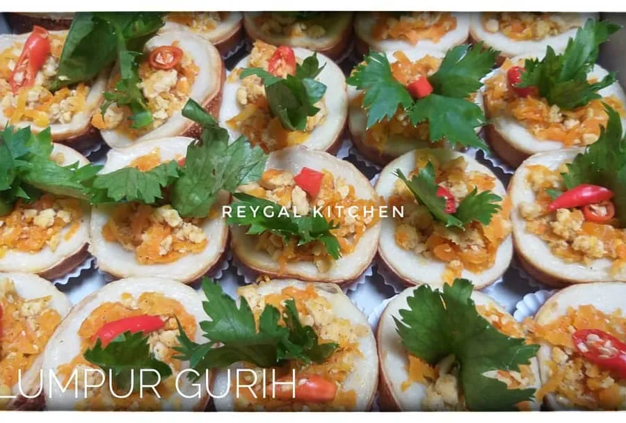 Kue lumpur gurih topping wortel