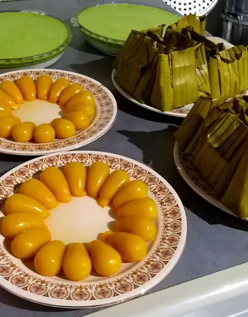 Kue pisang ijo dan kue bungkus daun pisang tersaji rapi