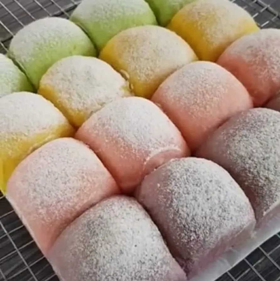 Mochi aneka rasa dengan taburan gula halus