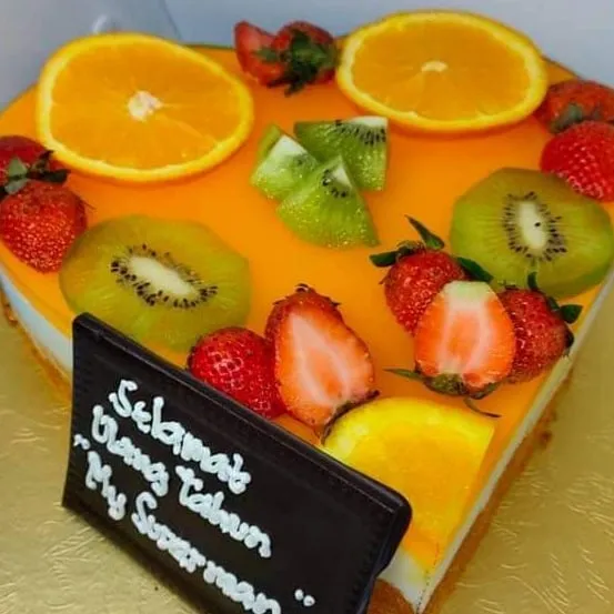 Mousse buah bentuk hati dengan topping jeruk dan stroberi