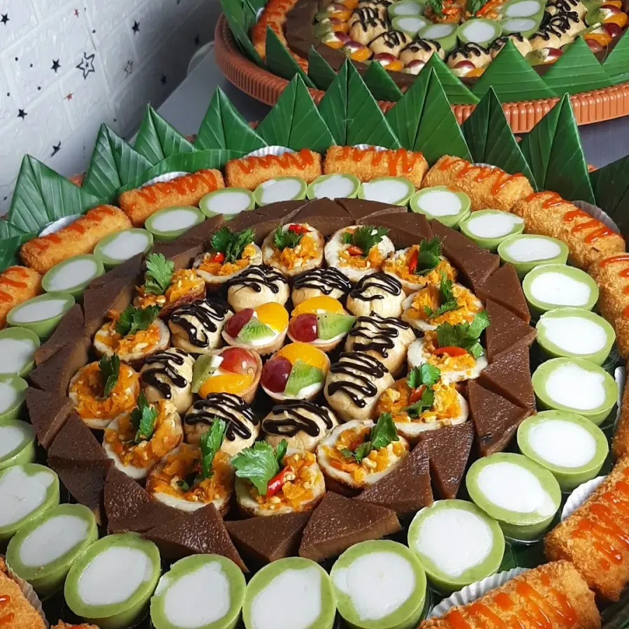 Nampan besar bertingkat berisi aneka kue
