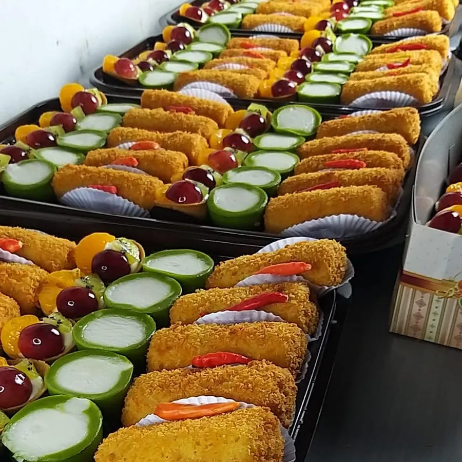 Nampan catering berisi risoles dan lemper