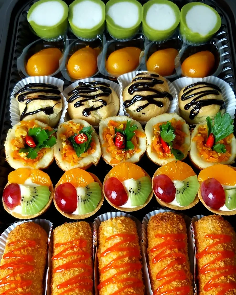 Nampan kue campur warna-warni