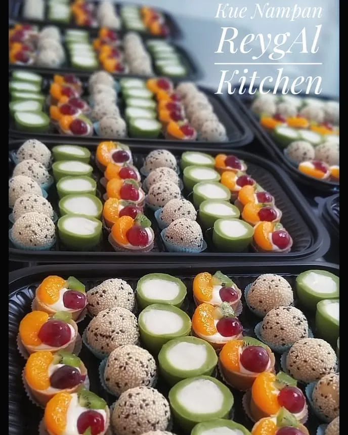Nampan kue campur warna-warni
