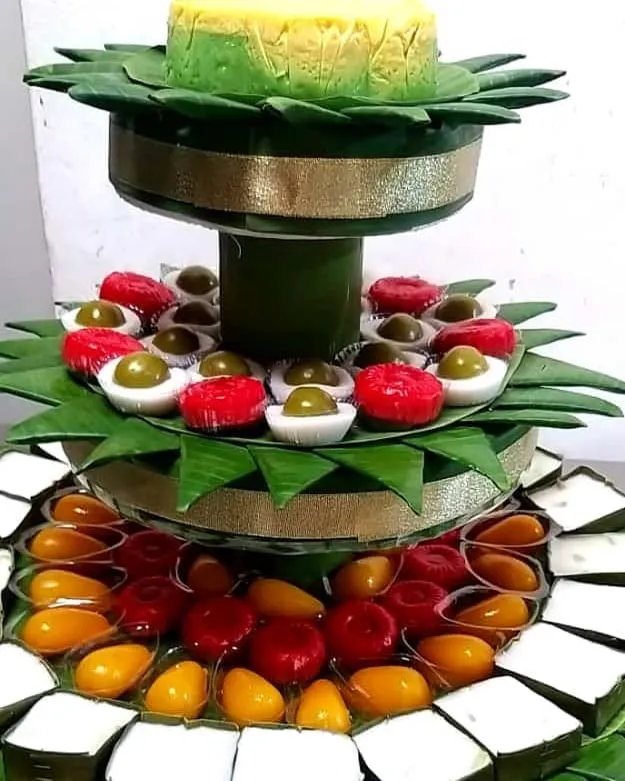 Nampan bertingkat dihias daun pisang