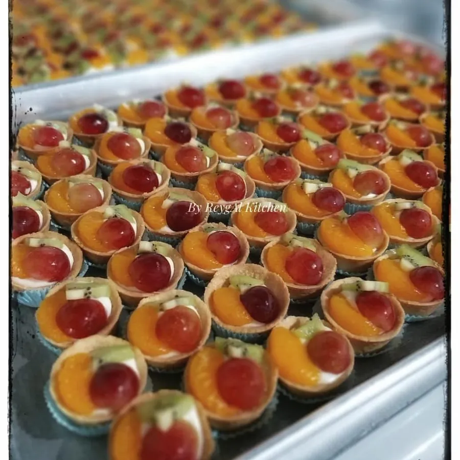 Pie buah anggur, kiwi, dan jeruk