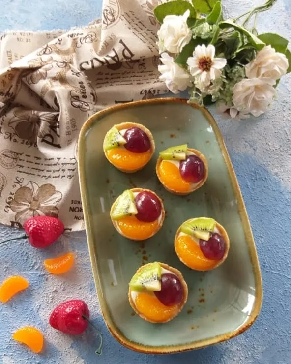 Pie buah mini dengan topping jeruk, anggur, dan kiwi