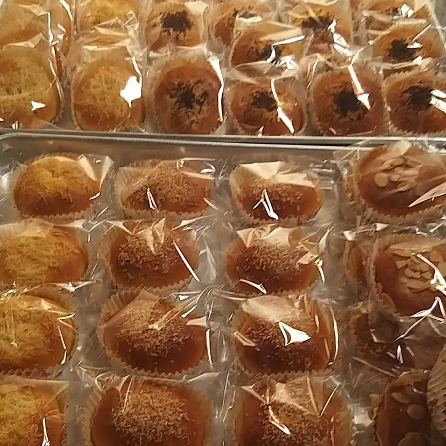 Roti manis aneka topping keju dan cokelat