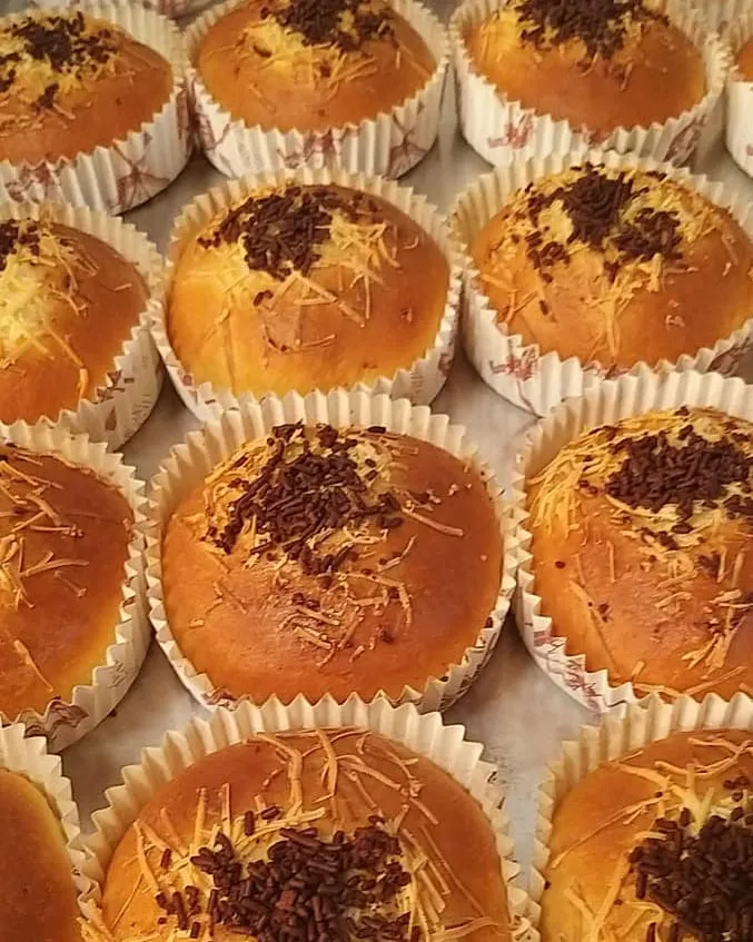 Roti manis topping keju dan cokelat