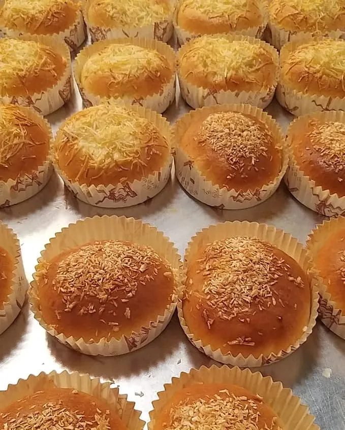 Roti manis topping kelapa
