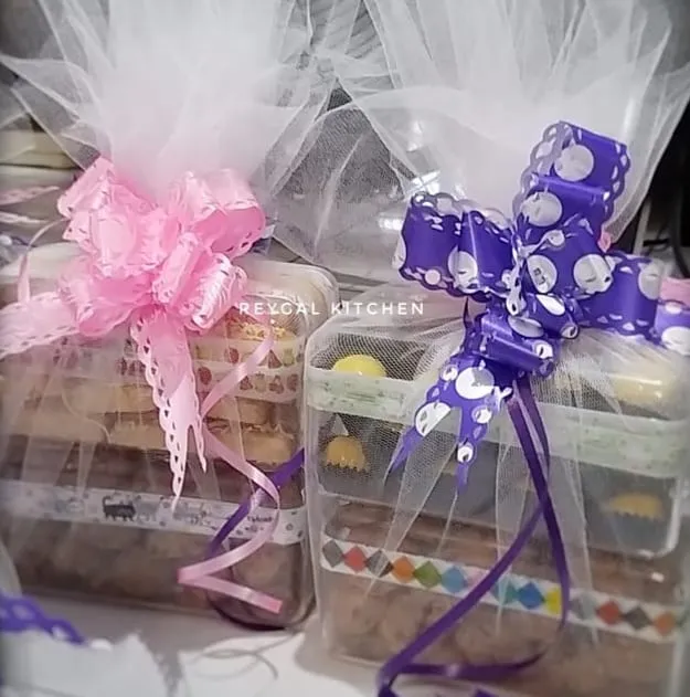 Toples kue kering dibungkus pita warna-warni